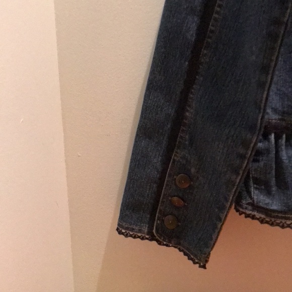 New Identity medium ruffle and black lace jacket w button front and sleeves. - Picture 3 of 10